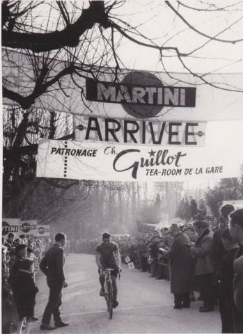 Arrivée du vainqueur du cyclocross national de Nyon en 1960